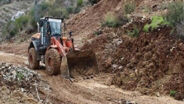 Antalya Büyükşehir Belediyesi gruplarından yol mesaisi