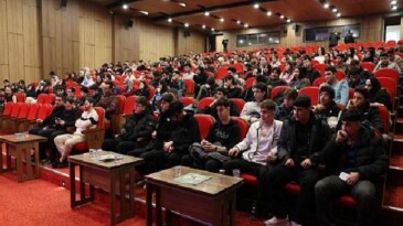 Bağcılar’da iş arayanlar ile iş verenler “Kariyer Buluşmaları”nda bir ortaya geldi