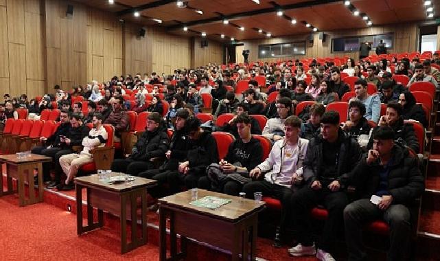 Bağcılar’da iş arayanlar ile iş verenler “Kariyer Buluşmaları”nda bir ortaya geldi