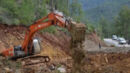 Büyükşehir Alanya’da yolları açık tutmak için gece gündüz çalışıyor