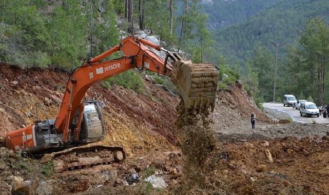 Büyükşehir Alanya’da yolları açık tutmak için gece gündüz çalışıyor