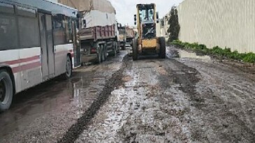 Büyükşehir, çok yağış sonrası kapanan yolları bir bir açıyor