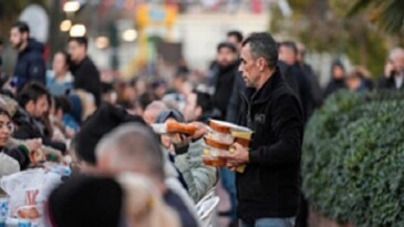 Büyükşehir iftar sofrasını bu sefer Karşıyaka’da kurdu