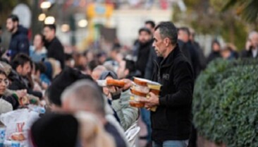 Büyükşehir iftar sofrasını bu sefer Karşıyaka’da kurdu
