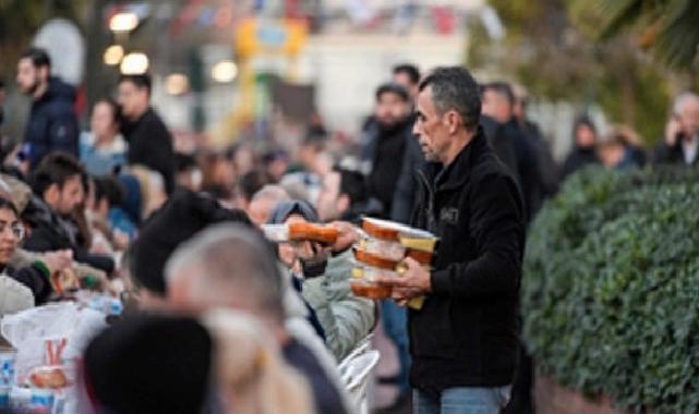 Büyükşehir iftar sofrasını bu sefer Karşıyaka’da kurdu