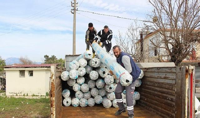 Büyükşehir’den hortum ve yağıştan ziyan gören çiftçiye sera naylonu takviyesi