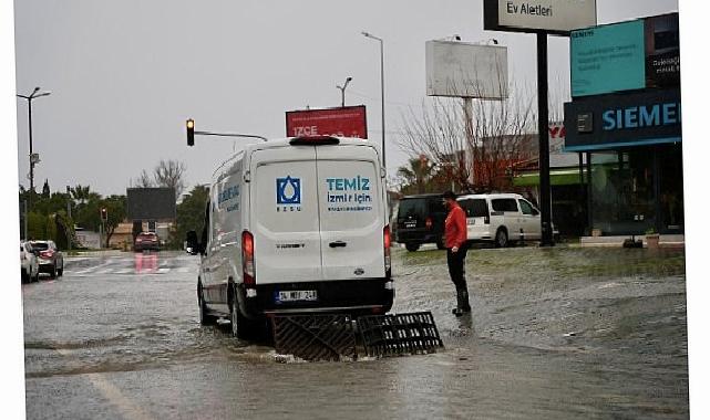 Çeşme Belediyesi Yağmurla Çabada Tüm Takımlarıyla Alanda