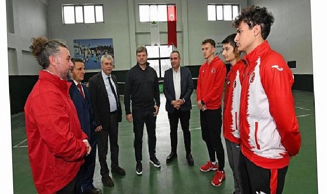 Ertuğrul Sağlam’dan Genç Atletlere İlham Veren Ziyaret