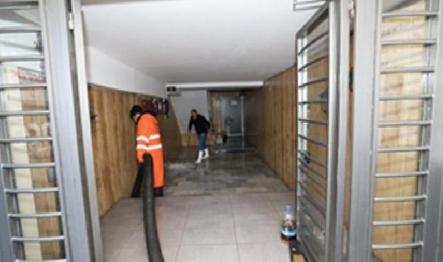 İzmir Büyükşehir Belediyesi alanda: 412 iş makinesi ve 1365 işçi misyonda