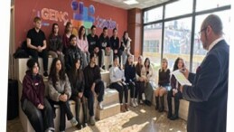 İzmir Büyükşehir Belediyesi gençlerin sanat seyahatini destekliyor