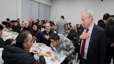 Küçükçekmeceliler, İftar Sofralarında Rahmeti Paylaşıyor