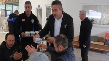 Lider Topaloğlu’ndan pazar esnafına çorba ikramı