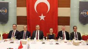 Lider Vekili Özdemir iş dünyası ile iftarda bir ortaya geldi