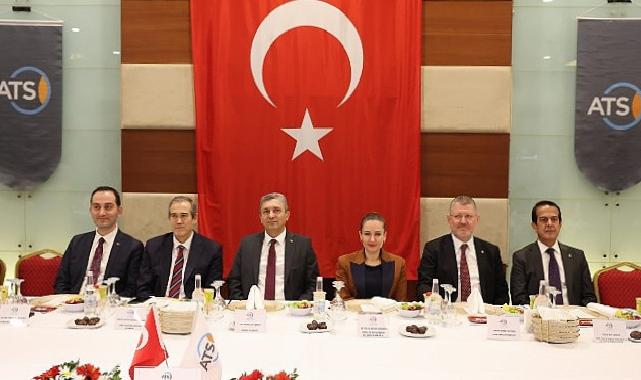 Lider Vekili Özdemir iş dünyası ile iftarda bir ortaya geldi