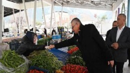 Lider Yardımcısı Emin Gül ve kardeşi Emel Gül Kurga’dan pazar esnafına çorba ikramı