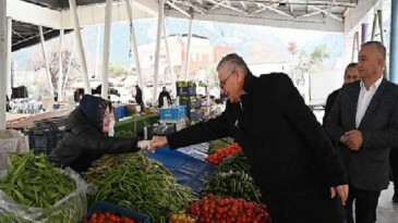 Lider Yardımcısı Emin Gül ve kardeşi Emel Gül Kurga’dan pazar esnafına çorba ikramı