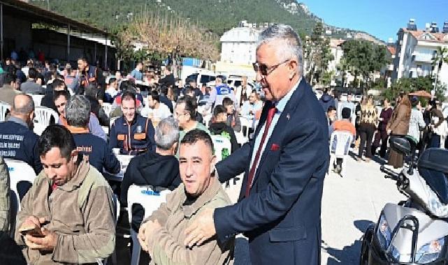 Lider Yardımcısı Gül’den belediye çalışanına yemek