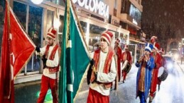 Mehteran Ekibi Marşlar Çalarak Osmanlı Geleneğini Sürdürüyor