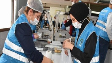 Menemen Belediyesi Aşevi’nden her gün 10 bin bireye yemek