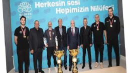 Nilüfer’in şampiyon kızları kupaları Lider Şadi Özdemir’e getirdi