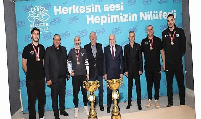 Nilüfer’in şampiyon kızları kupaları Lider Şadi Özdemir’e getirdi