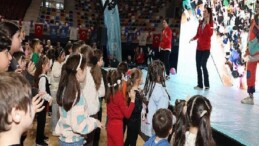 “Okula Bi’ Mola”, İzmit’te salona sığmadı