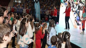 “Okula Bi’ Mola”, İzmit’te salona sığmadı