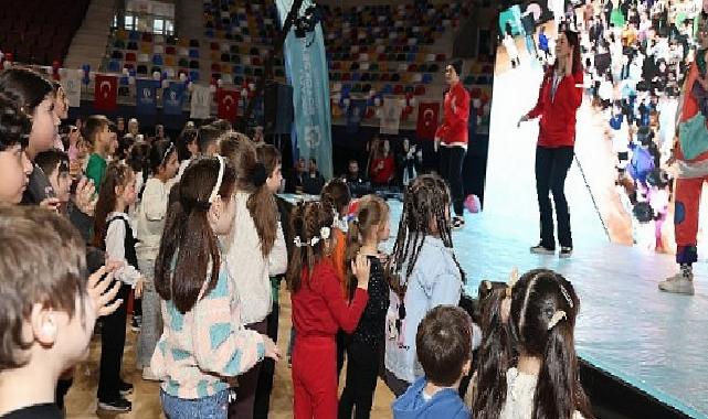 “Okula Bi’ Mola”, İzmit’te salona sığmadı