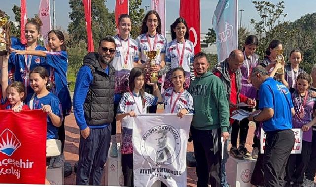 Atatürk Ortaokulu Öğrencileri Oryantiringde İzmir’e Damga Vurdu