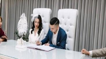 Balçova’da Yeni Evlenen Çiftlere Alışveriş Kartı Takviyesi