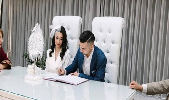 Balçova’da Yeni Evlenen Çiftlere Alışveriş Kartı Takviyesi