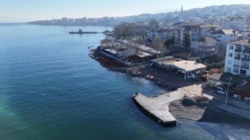 Bir dalga kırıcı set de Değirmendere kıyısına