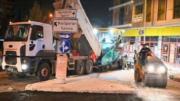 Bornova’da gece asfalt mesaisi