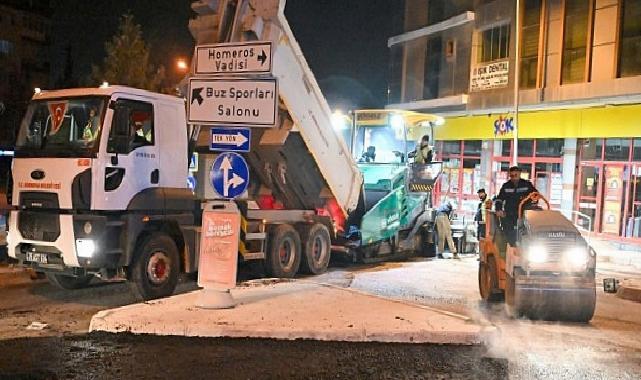 Bornova’da gece asfalt mesaisi