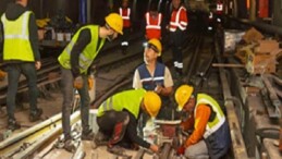 Bornova’da metro sınırında raylar yenileniyor