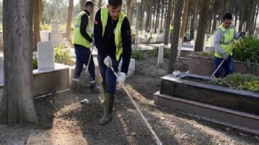 Burhaniye’de Ramazan Bayramı Öncesi Mezarlıklarda Kapsamlı Paklık