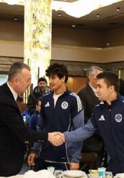 Büyükakın başarılı atletlerle iftar yaptı