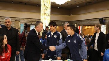 Büyükakın başarılı atletlerle iftar yaptı