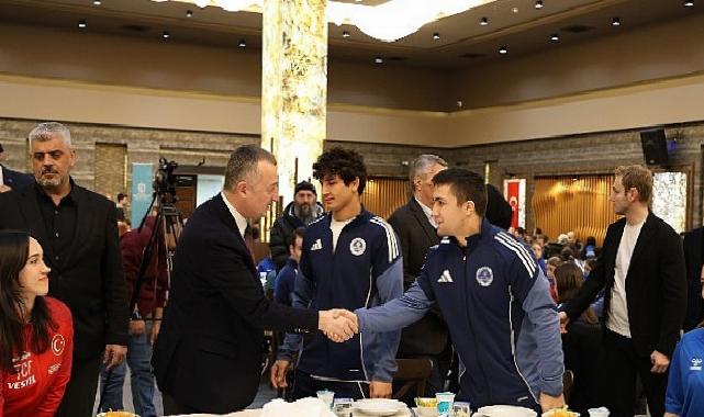 Büyükakın başarılı atletlerle iftar yaptı