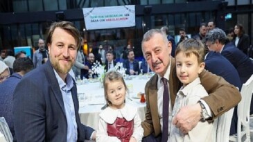 Büyükakın, TÜGVA iftarında gençlerle bir ortaya geldi