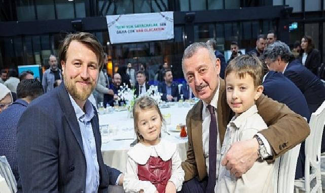 Büyükakın, TÜGVA iftarında gençlerle bir ortaya geldi