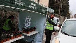 Büyükşehir, kabirler için on binlerce çiçek dağıttı