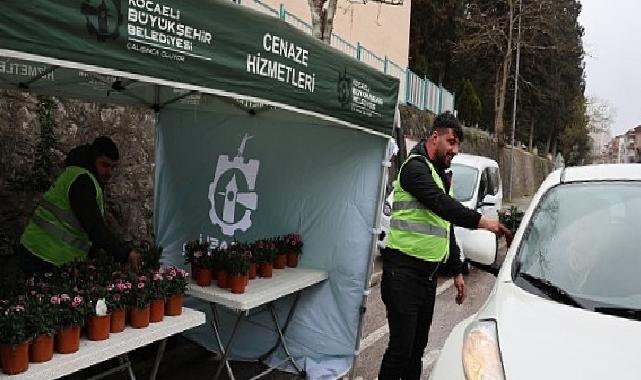 Büyükşehir, kabirler için on binlerce çiçek dağıttı