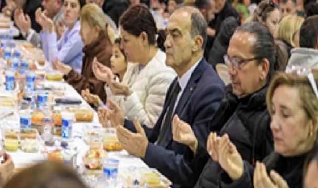 Büyükşehir’in iftar sofrası bu defa Foça’da kuruldu