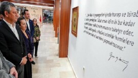 CHP Genel Başkanı Özgür Özel “Sarışın Bir Kurt” Standını Gezdi