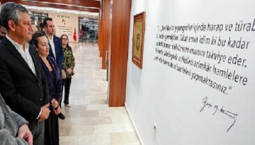 CHP Genel Başkanı Özgür Özel “Sarışın Bir Kurt” Standını Gezdi