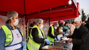 Didim Belediyesi, Didimlileri Cumhuriyet Kent Meydanı’nda Kurulan İftar Sofrasında Buluşturdu