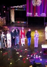 Dünya Tiyatro Günü’nde Sahne Çiçek Bahçesine Döndü