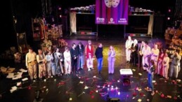 Dünya Tiyatro Günü’nde Sahne Çiçek Bahçesine Döndü