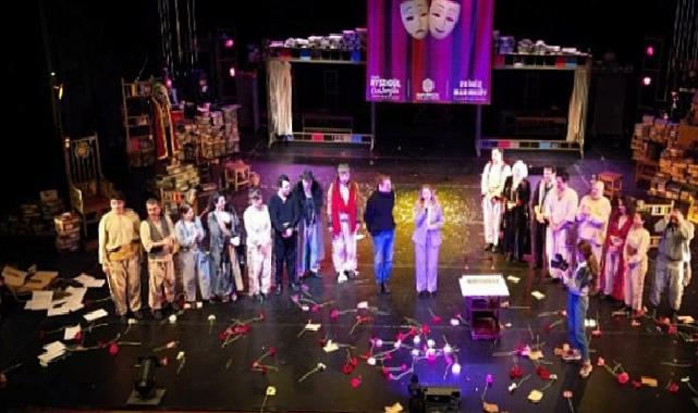 Dünya Tiyatro Günü’nde Sahne Çiçek Bahçesine Döndü